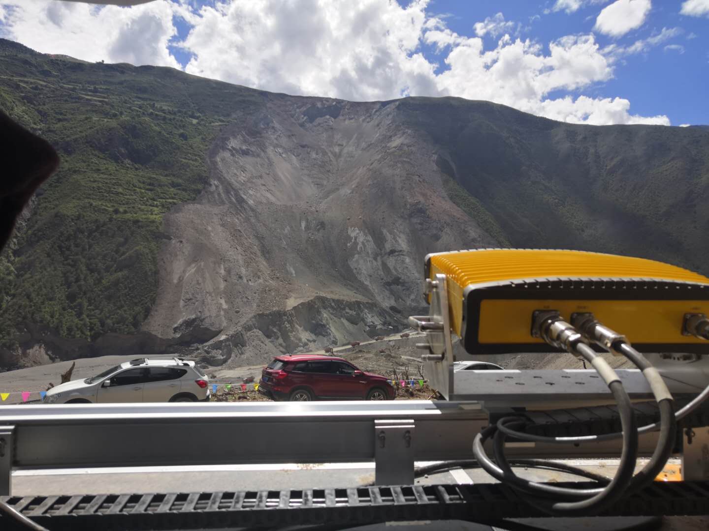 案例 图 - 金沙江 地 灾 滑坡